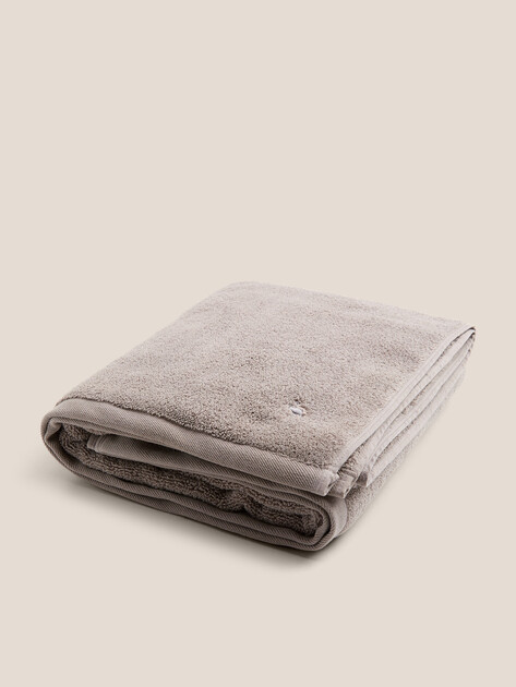 Махровое банное полотенце 100x150 MAISON DAVID, Артикул Louis ABC 100x150 cm, коричнево-серый | 4720281. Ракурс 1