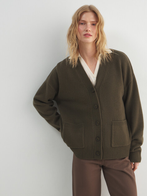 Женский кардиган с накладными карманами MAISON DAVID, Артикул FL5889, темный хаки | 4794178. Ракурс 1