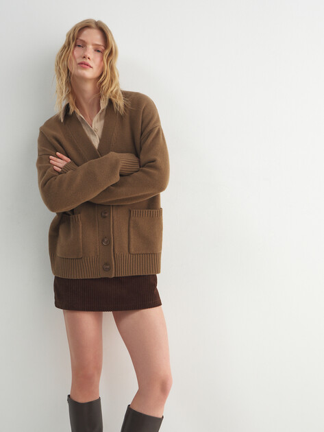Женский кардиган с накладными карманами MAISON DAVID, Артикул FL5889, серо-коричневый | 4794223. Ракурс 1
