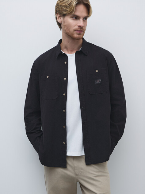 Мужская рубашка GUESS JEANS GJ LS REG POCKETS SHIRT, Артикул M4YH37WGCF1, черный | 4801144. Ракурс 1 Мужская рубашка GUESS JEANS GJ LS REG POCKETS SHIRT, Артикул M4YH37WGCF1, черный | 4801144. Ракурс 1