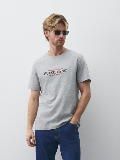 Мужская футболка GUESS JEANS GJ SS CN REG AMERICAN TRAD TEE, Артикул M4YI42K8FQ4, светло-серый | 4802124. Ракурс 1