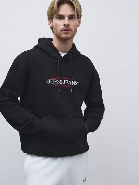 Мужское худи GUESS JEANS GJ HOOD REG AMERICA TRAD SWEAT, Артикул M4YQ23K9V31, черный | 4802183. Ракурс 1