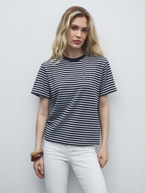 Женская футболка GUESS SS SARA STRIPED TOP, Артикул W5YP02KCXL2, темно-синий | 4804095. Ракурс 1 Женская футболка GUESS SS SARA STRIPED TOP, Артикул W5YP02KCXL2, темно-синий | 4804095. Ракурс 1
