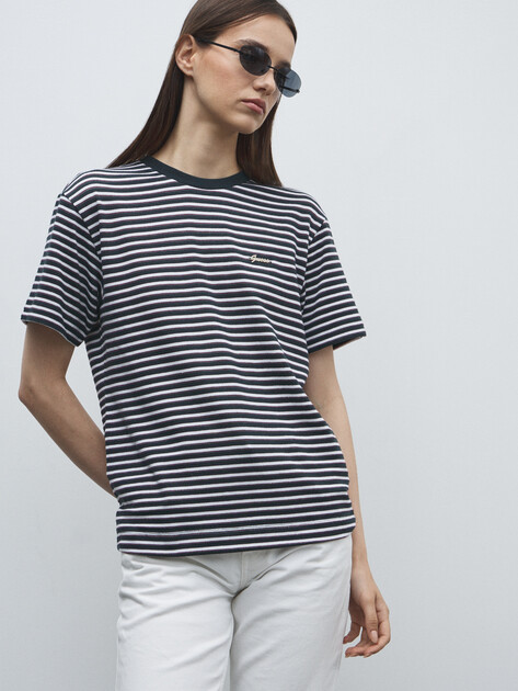 Женская футболка GUESS SS SARA STRIPED TOP, Артикул W5YP02KCXL2, темно-синий | 4804100. Ракурс 1 Женская футболка GUESS SS SARA STRIPED TOP, Артикул W5YP02KCXL2, темно-синий | 4804100. Ракурс 1