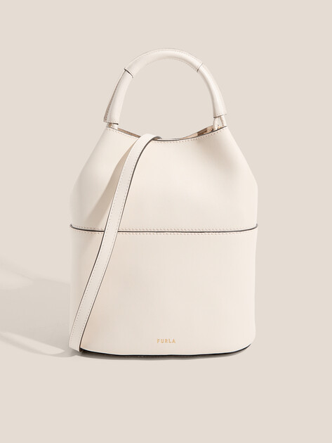 Женская сумка  FURLA, Артикул FURLA SFERA S BUCKET BAG 23, молочно-белый | 4858211. Ракурс 1