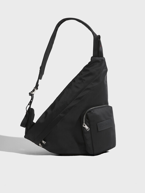 Рюкзак MM6 MAISON MARGIELA JAPANESE SLING BAG, Артикул SB5WG0019, черный | 4887711. Ракурс 1