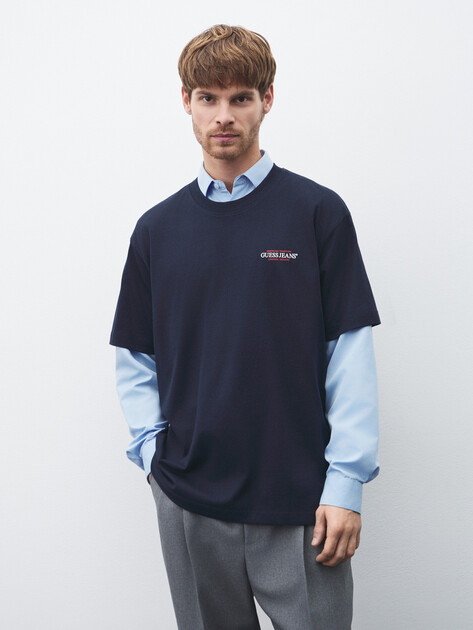 Мужская футболка GUESS JEANS GJ SS CN OS AMERICAN TRAD TEE, Артикул M4BI75K8FQ4, темно-синий | 4907408. Ракурс 1