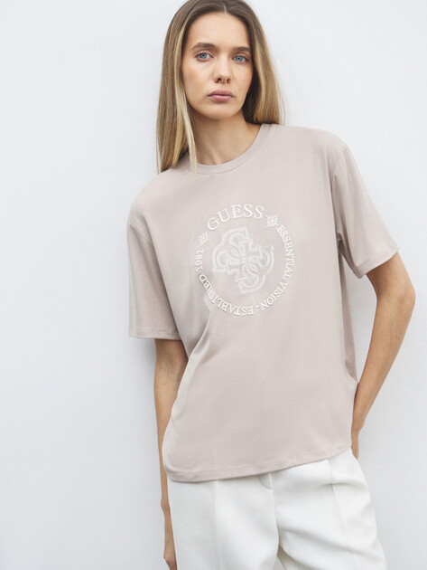 Женская футболка GUESS CARLA SS BOXY TEE, Артикул V5YI05KCOA2, пыльно-бежевый | 4908941. Ракурс 1