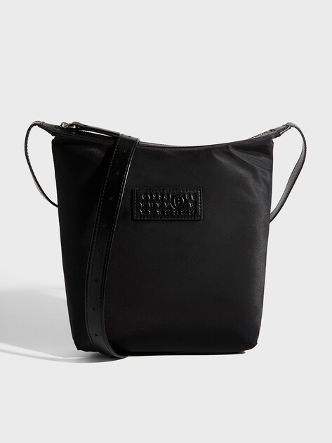 Сумка через плечо MM6 MAISON MARGIELA POUCH N/S, Артикул SB6WG0026, черный | 5001275. Ракурс 1