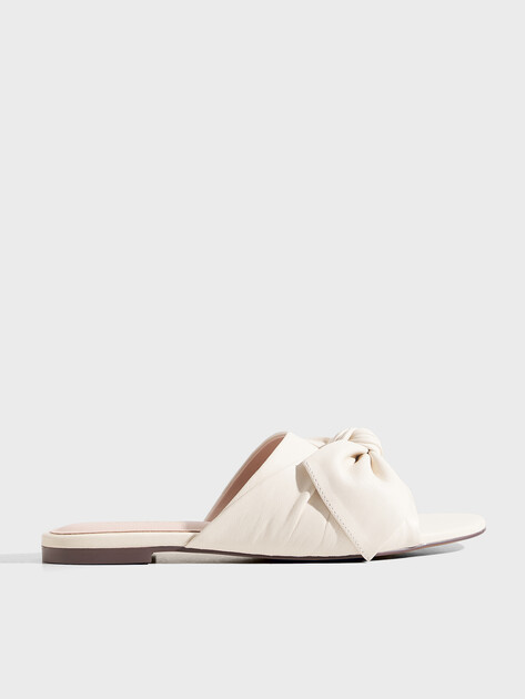 Женские шлепанцы COCCINELLE SLIDE SMOOTH LEATHER, Артикул E4 U1C 17 01 01, молочно-бежевый | 5046661. Ракурс 1