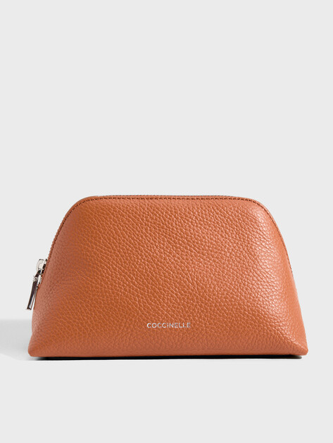 Набор женских косметичек COCCINELLE BIS TRAVEL BEAUTY GRAINED LEAT, Артикул E5 TMF 25 05 01, оранжево-коричневый | 5065887. Ракурс 1