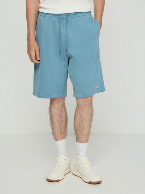 Мужские шорты GUESS JEANS GJ REG SWEATSHORTS, Артикул M6GD49KCPR1, серо-голубой | 5210577. Ракурс 1