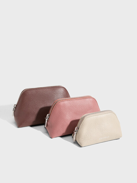 Женская косметичка COCCINELLE TRIS TRAVEL BEAUTY GRAINED LEA, Артикул E5 TMF 25 04 01, каштановый | 5243096. Ракурс 1