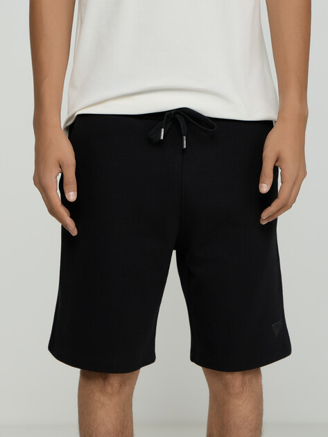 Мужские шорты GUESS REGULAR LEG BASIC SHORT, Артикул M6GD12K3020, черный | 5255620. Ракурс 1
