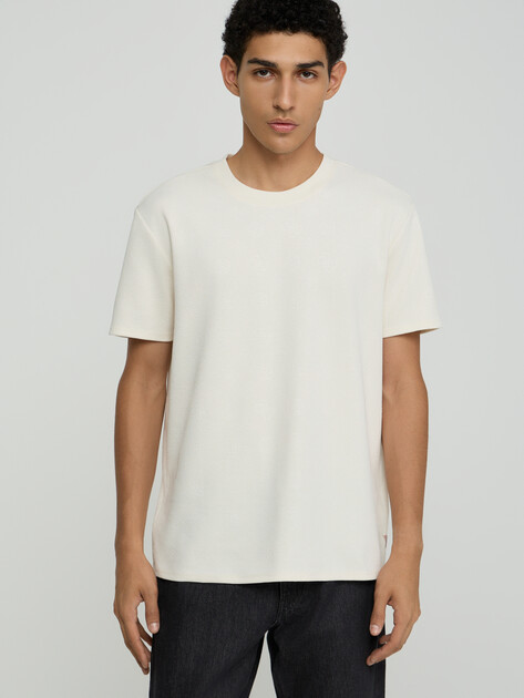 Мужская футболка GUESS NICO EMBOSSED KNIT SS CREW, Артикул M6GP26K3177, молочно-бежевый | 5255657. Ракурс 1