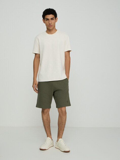 Мужские шорты GUESS REGULAR LEG BASIC SHORT, Артикул M6GD12K3020, хаки | 5257406. Ракурс 1